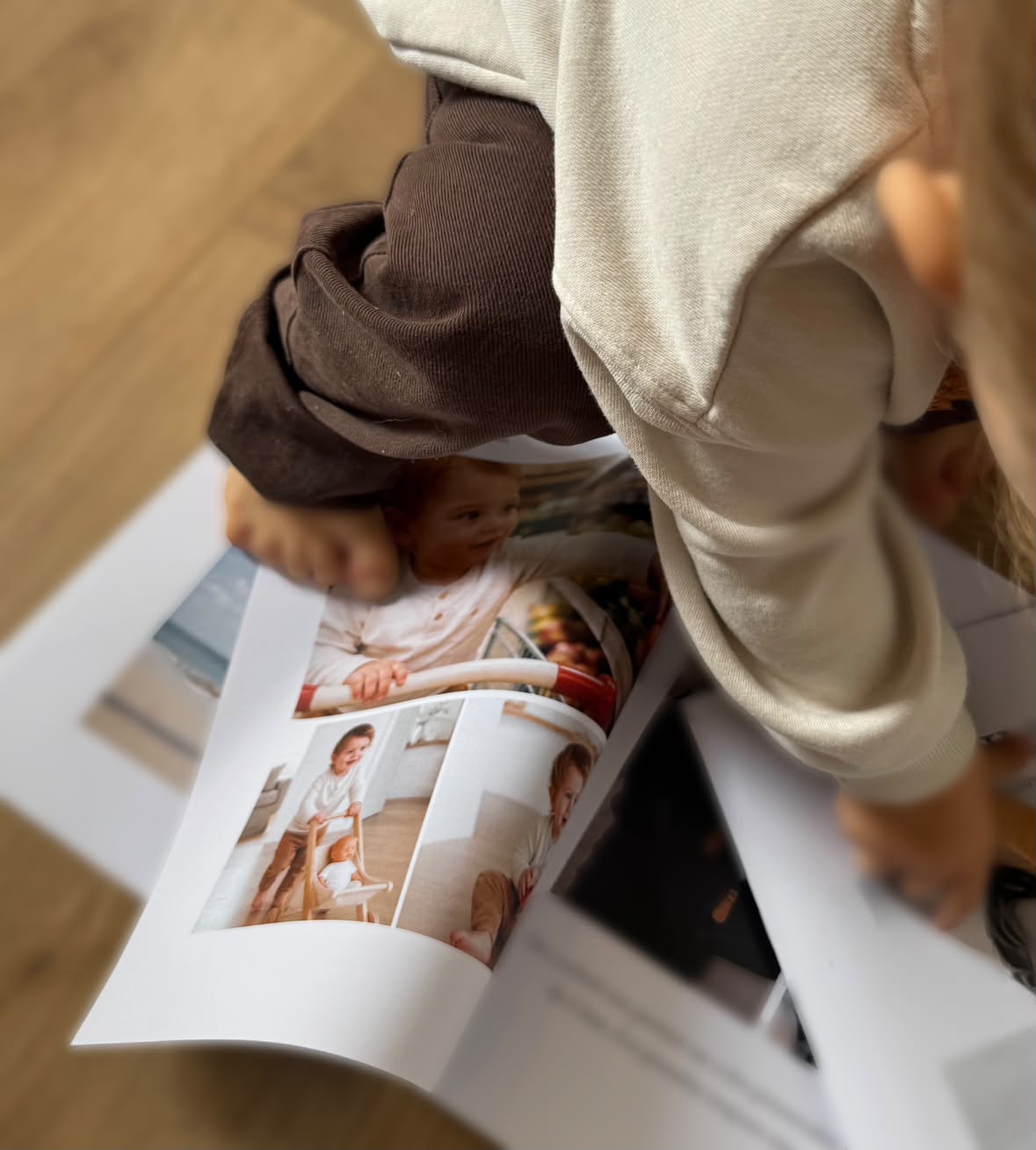 Un enfant assis par terre feuillette sa gazette