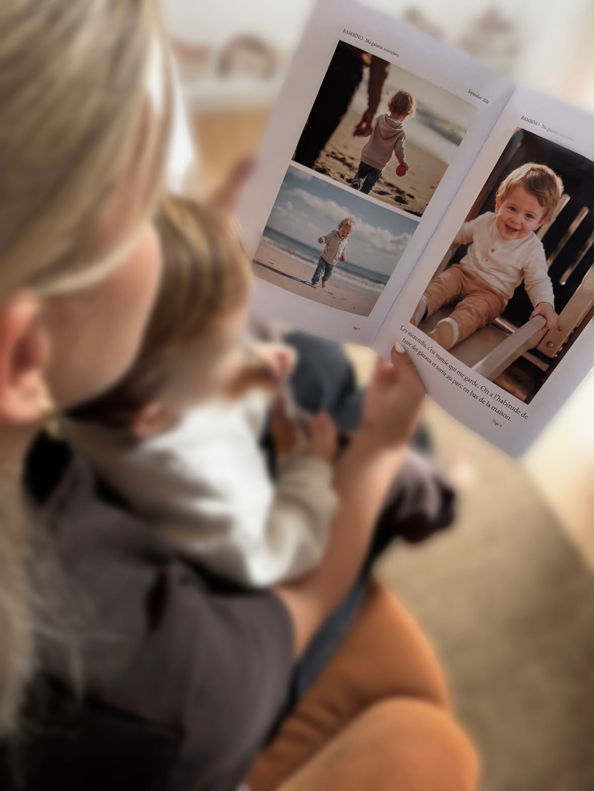 Une maman lit la gazette Bambino avec son enfant sur les genoux